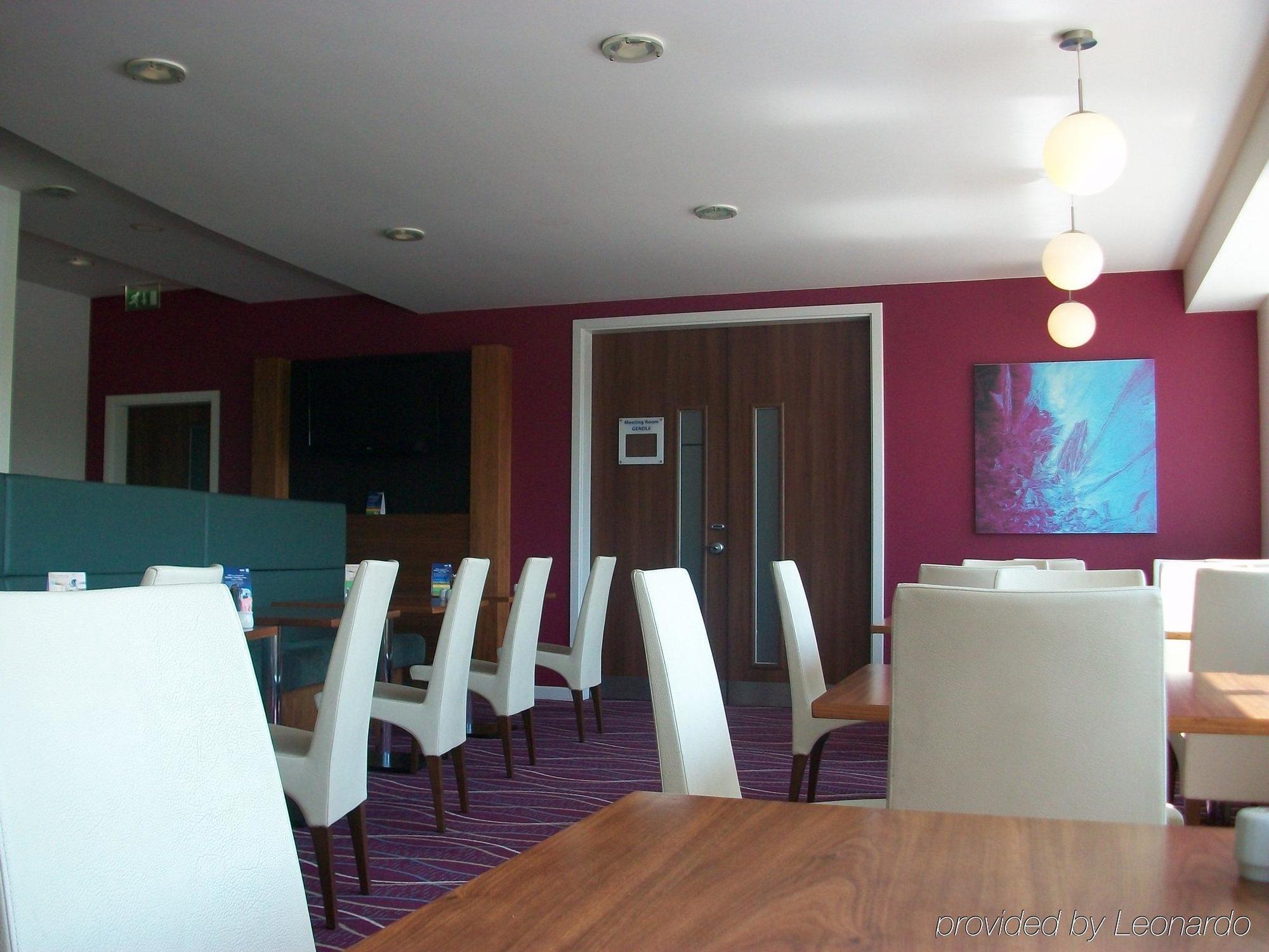 Holiday Inn Express Tamworth By Ihg Restaurant photo